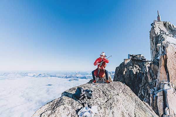 알프스 몽블랑산군의 디지털크랙 암벽등반을 마친 뒤 정상에서 첼로를 연주하고 있는 아더 포인데퍼트. 사진 노아 바라우.
