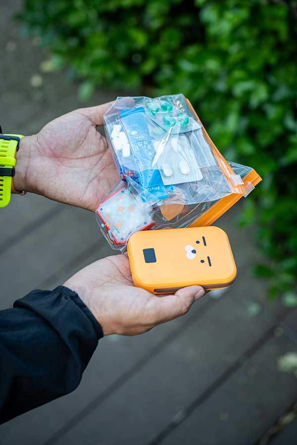 산에서 여러 우여곡절을 겪은 뒤 이제는 약은 물론 여분의 보조배터리와 케이블을 들고 다닌다.