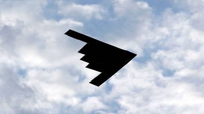 미군의 B-2 스피릿 스텔스 전략폭격기