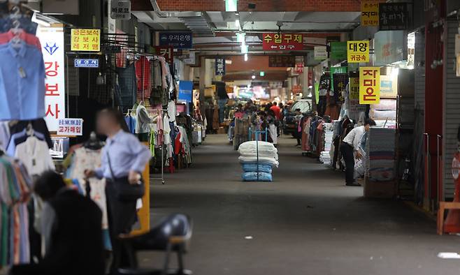서울의 한 전통시장에 상품들이 진열되어 있다. 연합뉴스