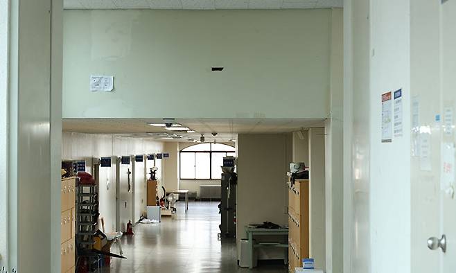 한 의과대학 건물 내부가 조용한 분위기다.&nbsp;사진은 기사 내용과 직접적 관련 없음.&nbsp;연합뉴스