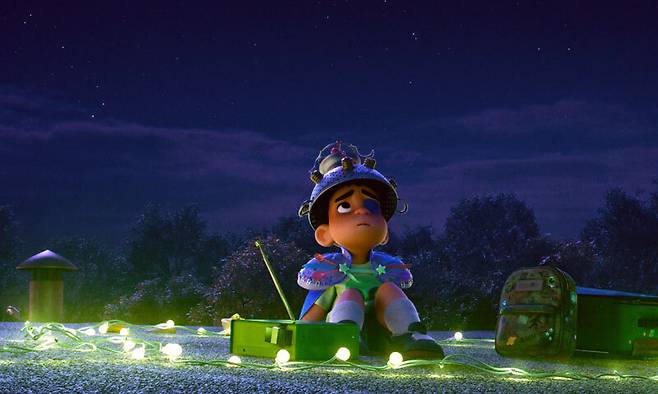 광활한 우주에 마음을 빼앗기고 외계인에게 납치되고 싶어하는 엘리오.&nbsp;월트디즈니 컴퍼니 코리아 제공