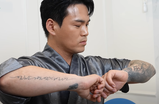 트로트 가수로 활동을 재개한 이정이 문신을 시작하게 된 계기를 밝혔다. 유튜브 채널 ‘문신 지우는 영수쌤’ 캡처