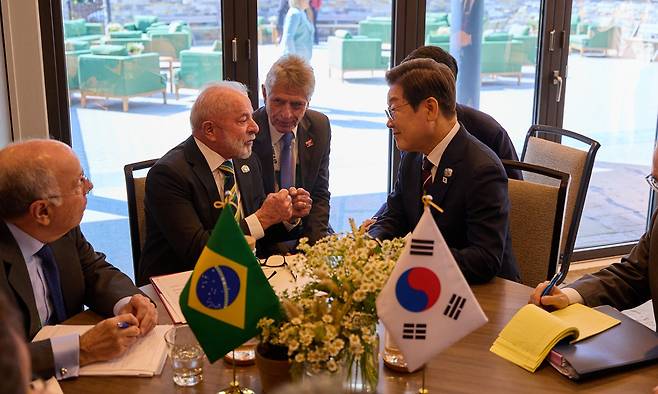 이재명 대통령과 루이스 이나시우 룰라 다시우바 브라질 대통령이 17일(현지시간) 캐나다 앨버타주 캐내내스키스 주요 7개국(G7) 정상회의장에서 한·브라질 정상회담을 하고 있다. 연합뉴스