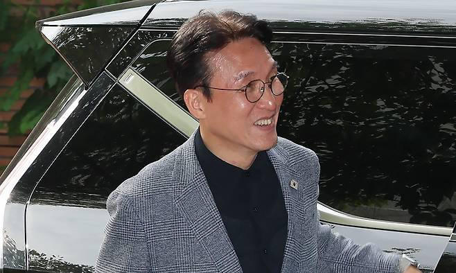 김민석 국무총리 후보자가 18일 서울 종로구 통의동 금융감독연수원에 마련된 청문회 준비단 사무실로 출근하고 있다. 연합뉴스