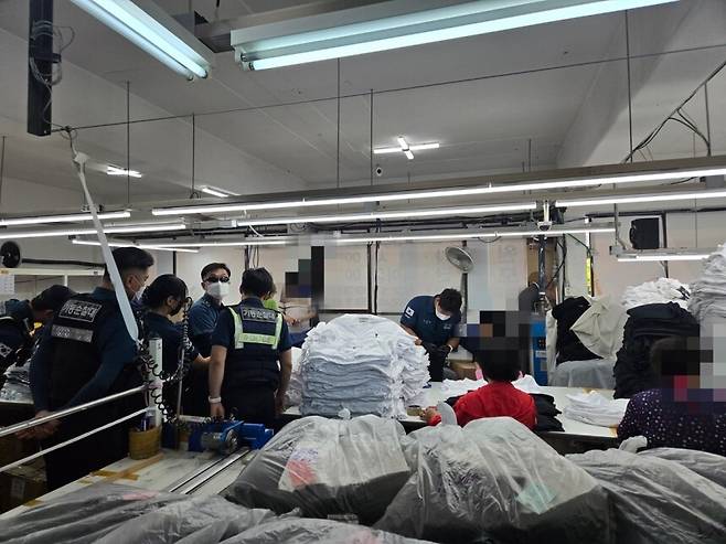 경찰이 급습한 서울 중랑구 가품 제조공장. 연합뉴스(서울경찰청 기동순찰대 제공)