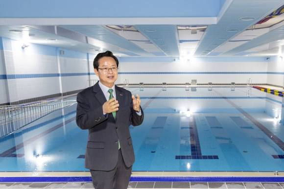 최호권 영등포구청장이 최근 준공한 복합문화공간 신길책마루문화센터를 방문해 수영장을 둘러보고 있는 모습.  영등포구 제공