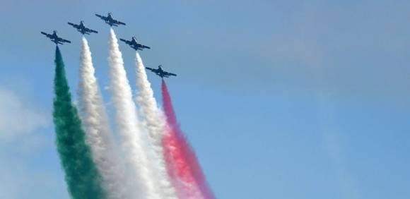 지난 1일(현지 시간) 이탈리아 로마 라디스폴리에서 열린 에어쇼에서 이탈리아 이탈리아 공군 소속 공중 곡예 비행단 프레체 트리콜로리가 에어쇼를 선보이고 있다. 로마 신화 연합뉴스