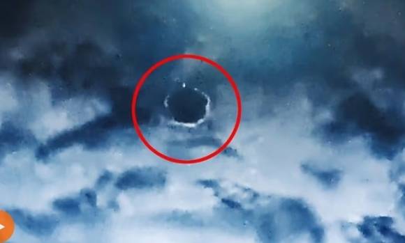 미군은 2020년 11월  아프가니스탄과 파키스탄 국경 상공에서 구름 사이를 오가며 자유자재로 비행하는 미확인비행물체를 촬영했다. 영상은 2년간의 분석을 거쳐 최초로 공개됐다. 제레미 코벨 제공