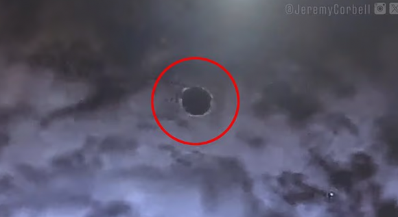 미군은 2020년 11월 아프가니스탄과 파키스탄 국경 상공에서 구름 사이를 오가며 자유자재로 비행하는 미확인비행물체를 촬영했다. 영상은 2년간의 분석을 거쳐 최초로 공개됐다. 제레미 코벨 제공