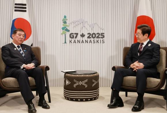 이시바 시게루 일본 총리가 17일(현지시간) 캐나다 앨버타주 캐내내스키스 주요 7개국(G7) 정상회의장에서 이재명 대통령과 한일 정상회담을 하며 발언하고 있다. 2025.6.18 연합뉴스