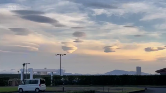 지난 15일 일본 미야자키현 미야자키시에서 미확인 비행물체(UFO)를 연상케 하는 ‘렌즈구름’(렌즈운)이 포착됐다. mrt미야자키방송 캡처