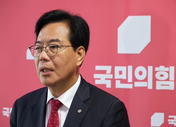 국민의힘 송언석 원내대표가 18일 국회 원내대표실에서 당 3선, 4선 의원들과 간담회를 마친 뒤 발언하고 있다. 연합뉴스