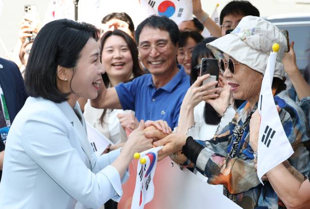 G7 정상회의에 참석하는 이재명 대통령과 함께 캐나다를 방문한 김혜경 여사가 17일(현지시간) 캘거리 한인회관에서 캐나다 서부 동포사회와의 대화 참석 전 환영 나온 교포들과 인사하고 있다. 연합뉴스