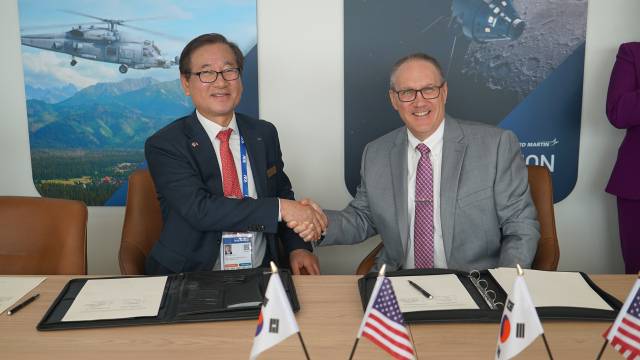강구영(왼쪽) 한국항공우주산업(KAI) 사장과 프랭크 세인트 존 록히드마틴 최고운영책임자(COO)가 17일(현지 시간) 전략적 협력 분야 확장을 위한 업무협약(MOU)을 맺고 기념 촬영을 하고 있다. 사진 제공=KAI