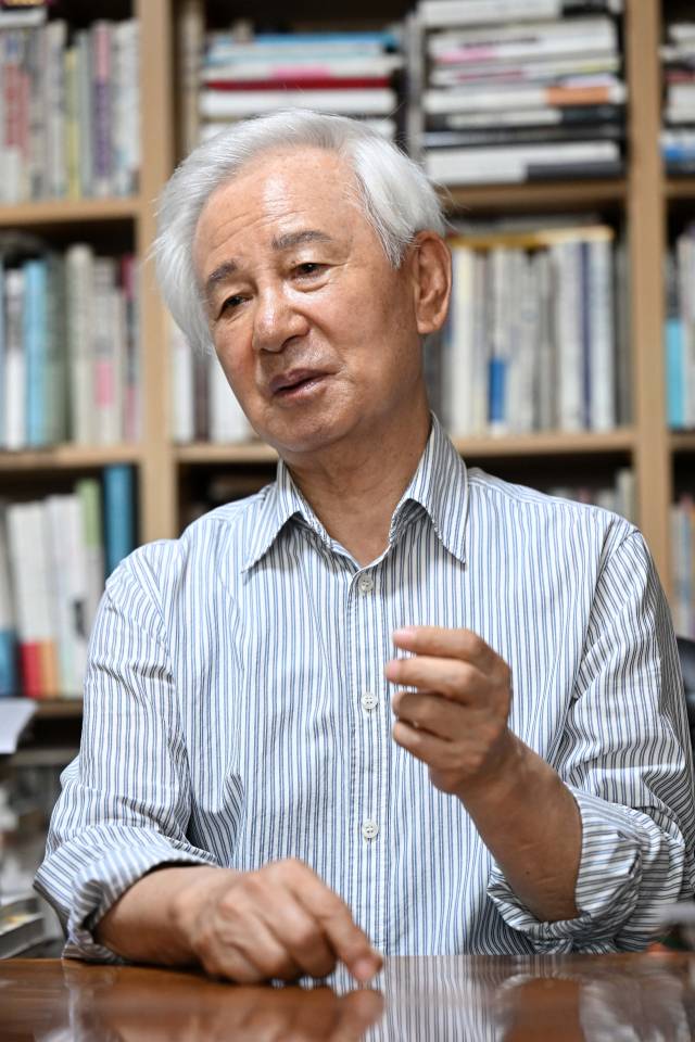 김홍신 작가가 18일 서울 서초구 자택에서 서울경제신문과 인터뷰를 하고 있다. 조태형 기자