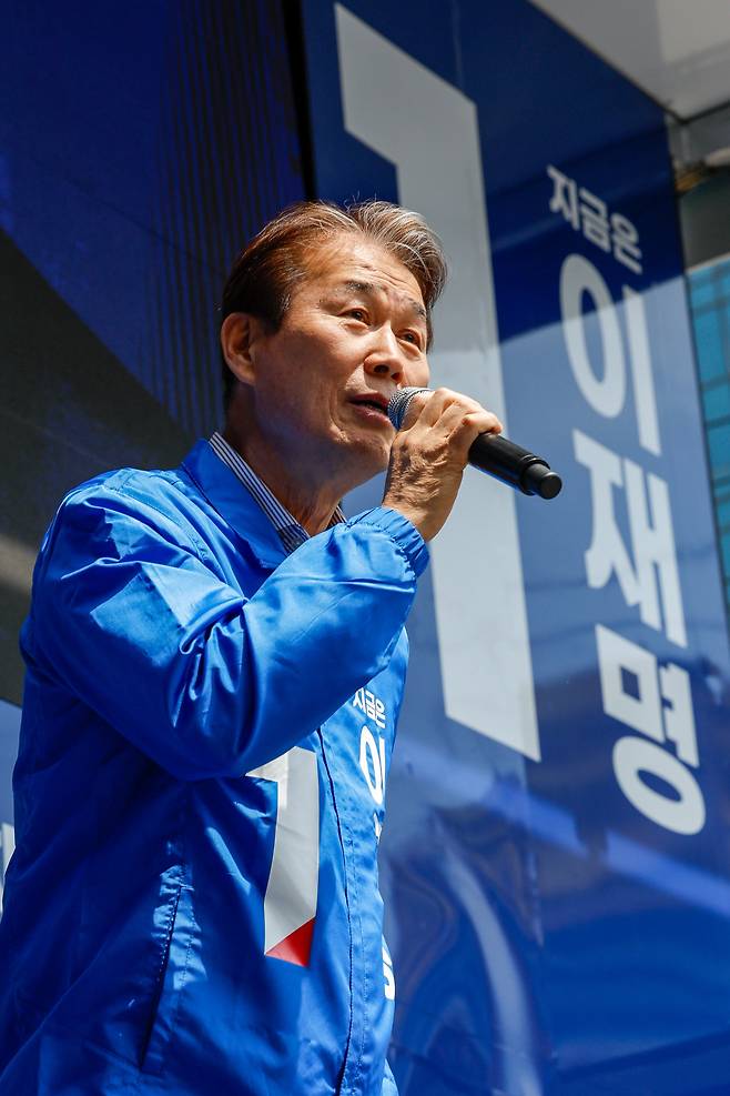 권오을 더불어민주당 중앙선거대책위원회 국민대통합위원장이 5월 13일 오전 경북 구미역 광장에서 이재명 대통령 후보 TK 유세를 앞두고 지지를 호소하고 있다. 뉴스1