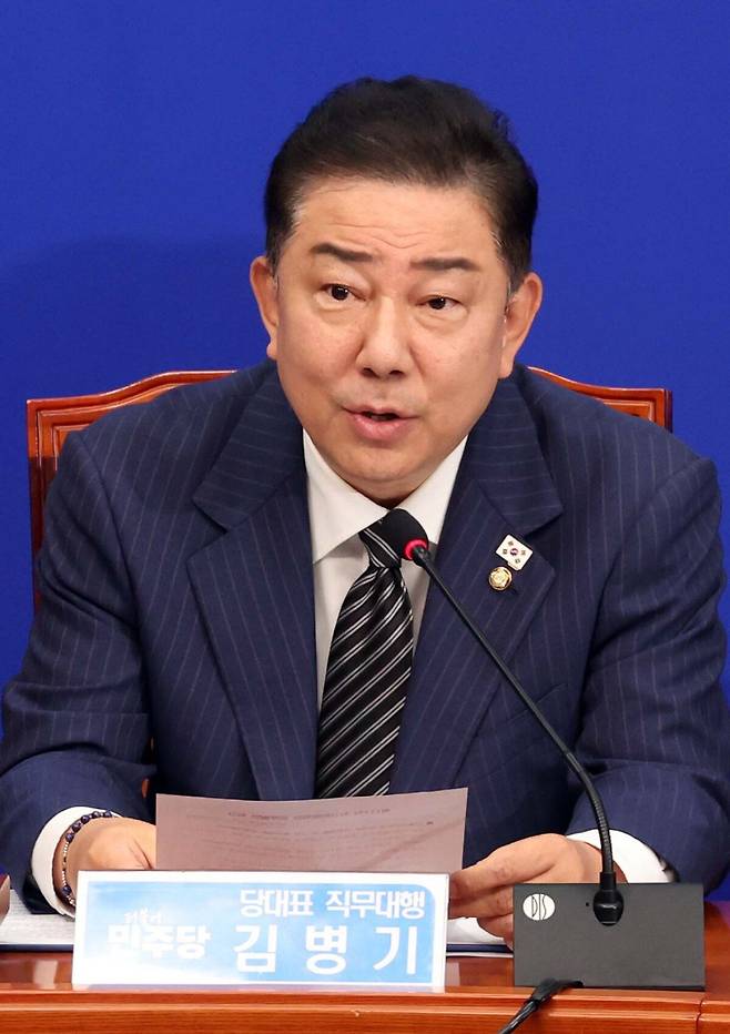 김병기 더불어민주당 당 대표 직무대행 겸 원내대표가 16일 오전 서울 여의도 국회에서 열린 최고위원회의에서 발언을 하고 있다. 뉴시스