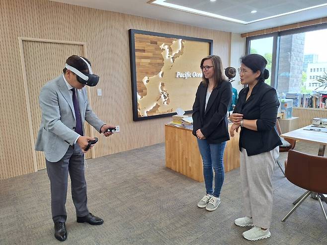 오영훈 제주도지사가 VR 헤드셋을 착용하고 '제주의 파도: 해녀 학교' 콘텐츠를 직접 체험하고 있다. ⓒ제주도 제공