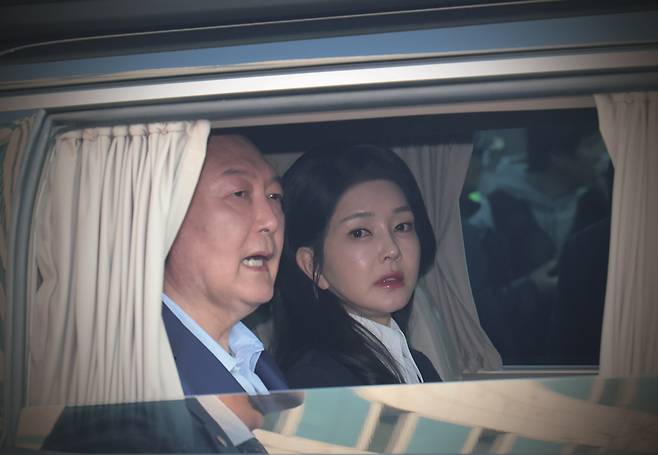 윤석열 전 대통령과 김건희 여사가 헌법재판소 파면 결정 후 일주일 만인 4월11일 서울 용산구 한남동 대통령 관저를 떠나고 있다. ⓒ시사저널 이종현