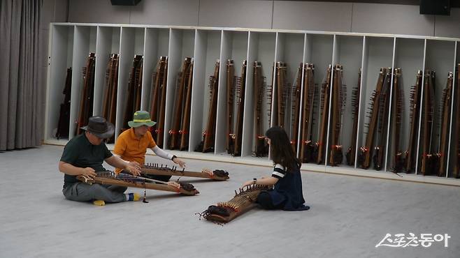 영동 국악체험촌에서 진행하는 가야금 체험 강습. 악기를 전혀 다루지 못하는 초보자도 30분 안팎의 강습을 통해 간단한 동요 한 소절은 연주할 수 있게 눈높이를 맞춰 알려주는 것이 특징이다 영동|김재범 기자 oldfield@donga.com