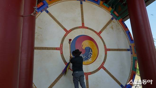 북지름 5.5m, 무게 7톤으로 세계 최대의 북인 천고. 눈으로만 보지 않고 방문객이 직접 북을 쳐 소원을 빌 수 있다 영동|김재범 기자 oldfield@donga.com