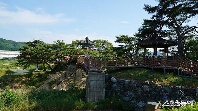 영동 양산팔경의 으뜸 명소인 강선대. 유유히 흐르는 금강가에 우뚝 솟은 바위로 위에 오롯이 서 있는 육각 정자가 주변 노송들과 어울려 우아한 자태를 자랑한다 영동|김재범 기자 oldfield@donga.com