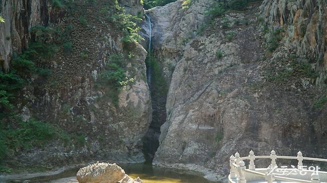 영동 옥계폭포. 난계 박연 선생을 비롯한 많은 시인들이 아름다움을 극찬하는 글을 많이 남긴 명소다. 아쉽게도 장마전 가뭄으로 폭포 수량이 크게 줄어 원래의 웅장한 자태를 보지 못했다 영동|김재범 기자 oldfield@donga.com