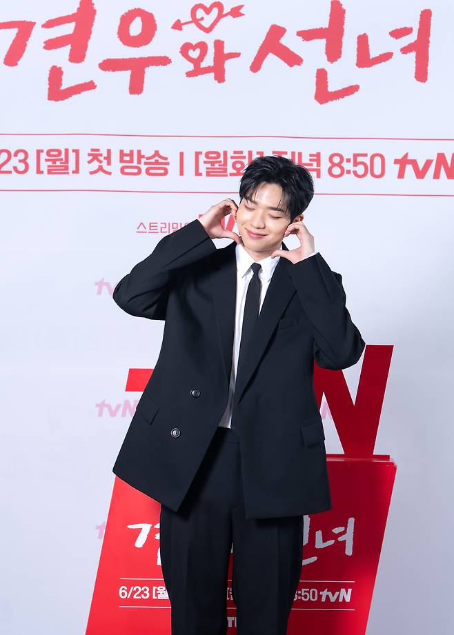 배우 추영우가 17일 오후 온라인 생중계 형식으로 공개된 tvN 새 월화극 ‘견우와 선녀’ 제작발표회에 참석해 포즈를 취하고 있다. 사진 tvN