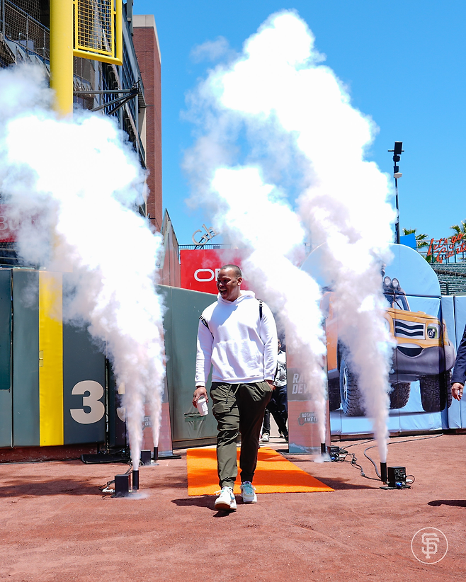 데버스가 18일 오라클파크에 입성하자 연기로 환영한 샌프란시스코.  구단 SNS