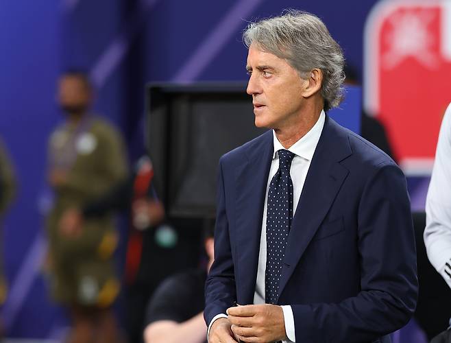 지난해 1월 16일(현지시간) 카타르 도하 칼리파 인터내셔널 스타디움에서 2023 아시아축구연맹(AFC) 아시안컵 조별리그 F조 사우디아라비아 대 오만의 경기. 당시 사우디 로베르토 만치니 감독이 경기장에 들어서고 있다. 연합뉴스