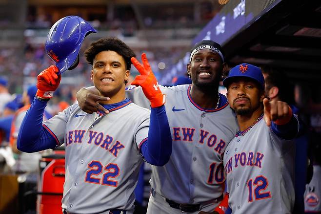 홈런을 친 뒤 동료들과 기쁨을 나누는 후안 소토(왼쪽).  애틀랜타 | AFP연합뉴스