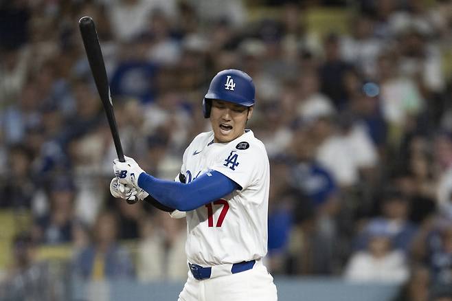 LA 다저스 오타니가 18일 샌디에이고전에서 6회말 삼진을 당한 뒤 아쉬워하고 있다. AP연합뉴스