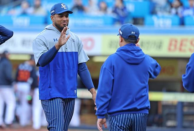 ▲ 데니 레예스와 박진만 감독(왼쪽) ⓒ 삼성 라이온즈