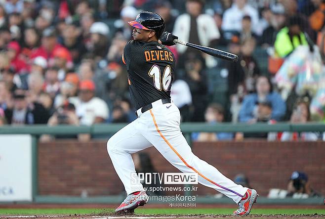 ▲ 메이저리그를 경악으로 몰고 가는 대형 트레이드를 통해 샌프란시스코 유니폼을 입은 라파엘 데버스