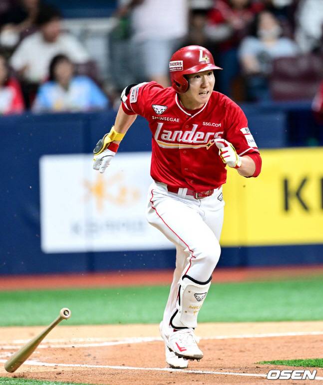 SSG 박성한이 17일 키움전에서 안타를 날리고 있다.