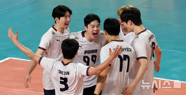 네덜란드와 평가전에서 득점 후 기뻐하는 남자배구 대표팀 선수들. /사진=뉴시스