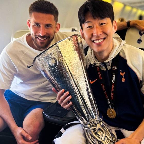 굴리에모 비카리오(왼쪽)와 손흥민이 유로파리그 트로피와 함께 활짝 웃고 있다. /사진=토트넘 홋스퍼 공식 사회관계망서비스(SNS)