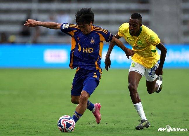 고승범(왼쪽)이 마멜로디 선다운스전에서 드리블을 시도하고 있다. /AFPBBNews=뉴스1