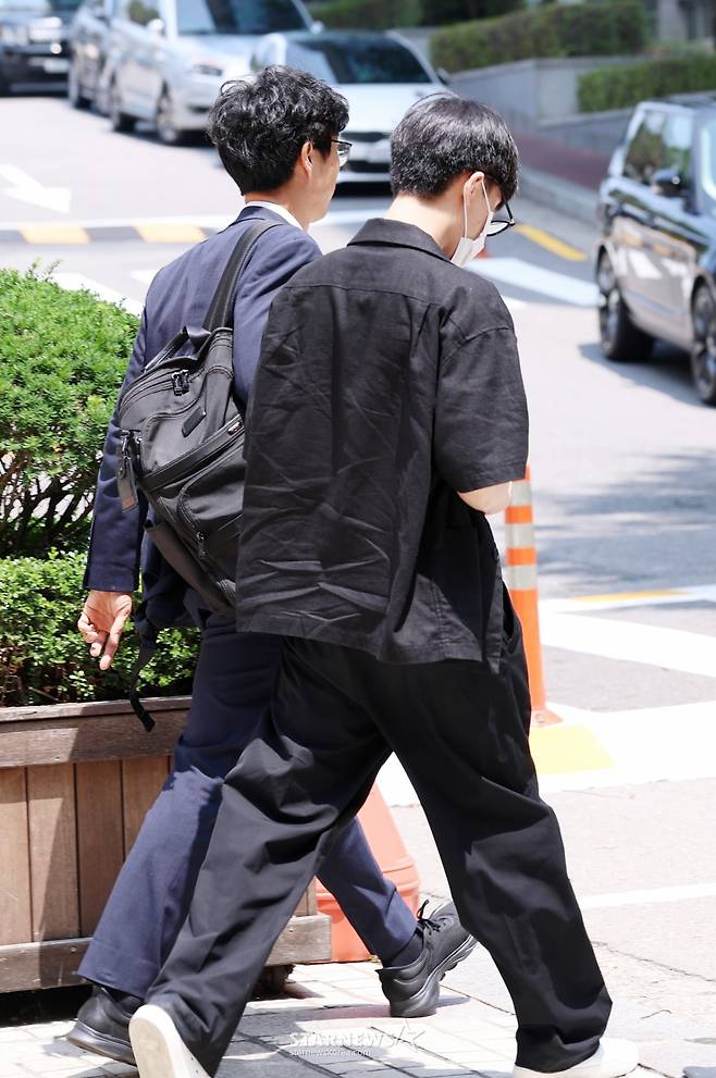 징역 7년 구형, 변호사와 법원 나서는 태일[★포토]
