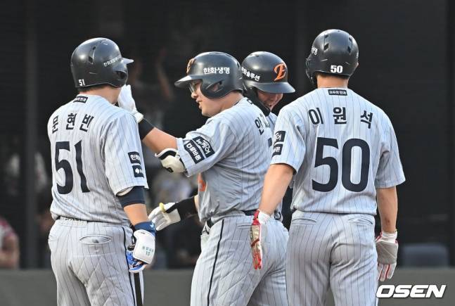 한화 안치홍(왼쪽 2번째)이 17일 사직 롯데전에서 3회 선제 3점 홈런을 기록한 뒤 동료들의 축하를 받고 있다.