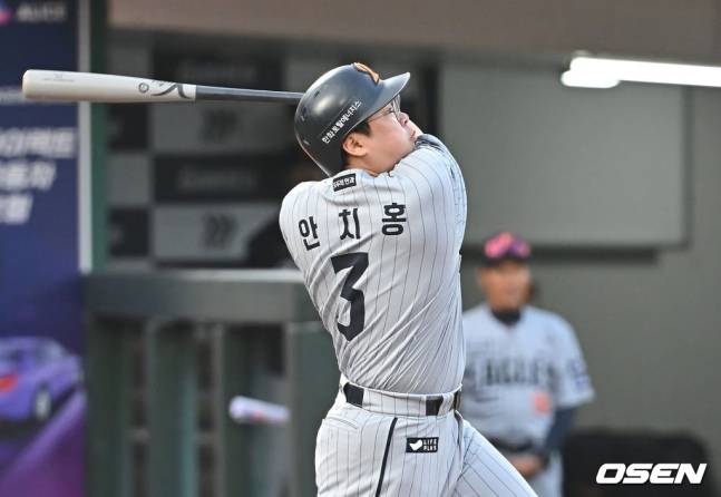 한화 안치홍이 17일 사직 롯데전에서 3회 선제 3점 홈런을 터트리고 있다.