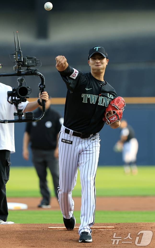 17일 경기를 앞두고 시구하는 이정용. /사진=뉴스1