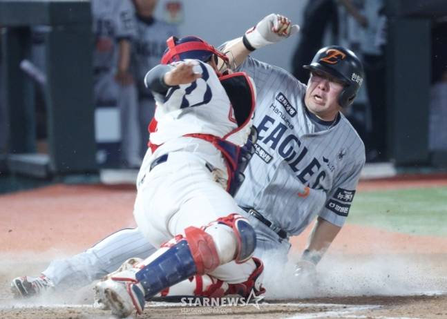 한화 안치홍(오른쪽)이 18일 사직 롯데전에서 8회초 노시환의 희생플라이 때 홈으로 들어오고 있다. /사진=김진경 대기자