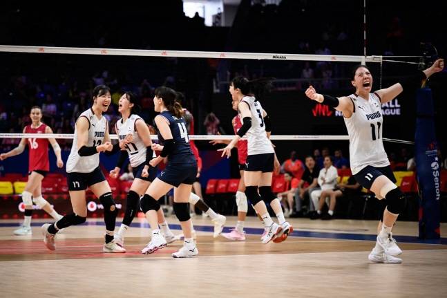 한국 여자배구 대표팀이 18일 VNL 2주차 예선에서 캐나다전 득점 후 기뻐하고 있다. /사진=FIVB 제공