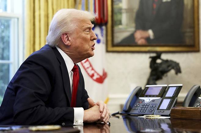 도널드 트럼프 미국 대통령이 '틱톡'의 미국 내 사업권 매각 시한을 90일간 추가로 연장하기로 했다.[사진｜뉴시스]