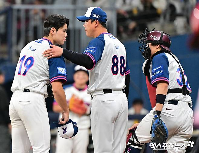 5일 오후 서울 구로구 고척스카이돔에서 열린 '2025 신한 SOL Bank KBO리그' KIA 타이거즈와 키움 히어로즈의 경기, 4회초 무사 1,3루 키움 김윤하가 마운드를 내려가고 있다. 엑스포츠뉴스 DB