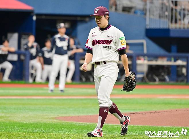 23일 오후 서울 구로구 고척스카이돔에서 열린 '2025 신한 SOL Bank KBO리그' 두산 베어스와 키움 히어로즈의 경기, 1회초 수비를 마친 키움 선발투수 김윤하가 더그아웃으로 향하고 있다. 엑스포츠뉴스 DB