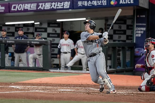 한화 이글스 베테랑 타자 안치홍이 18일 부산 사직야구장에서 열린 2025 신한 SOL Bank KBO리그 롯데 자이언츠와의 팀 간 9차전에 2번 지명타자로 선발출전, 8회초 1타점 적시타를 기록했다. 사진 한화 이글스