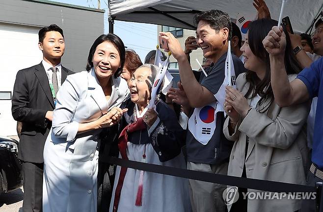 캐나다 동포 만난 김혜경 여사 (캘거리[캐나다]=연합뉴스) 한상균 기자 = G7 정상회의에 참석하는 이재명 대통령과 함께 캐나다를 방문한 김혜경 여사가 17일(현지시간) 캘거리 한인회관에서 캐나다 서부 동포사회와의 대화 참석 전 환영 나온 교포들과 인사하고 있다. 2025.6.18 xyz@yna.co.kr